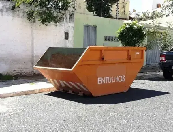 Caçamba-de-entulho-na-rua